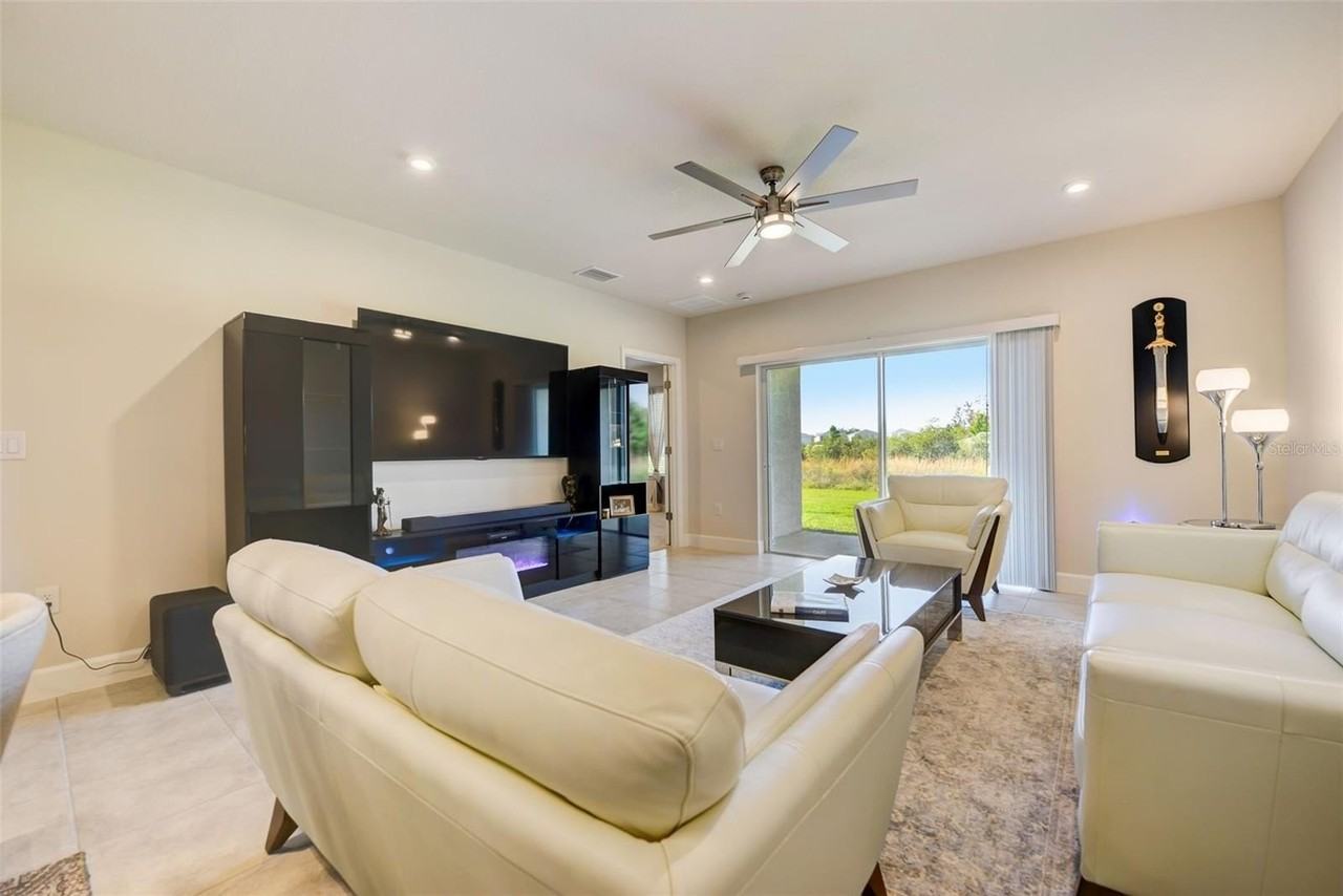 18027 Turning Leaf Cir - Photo 4 of 50