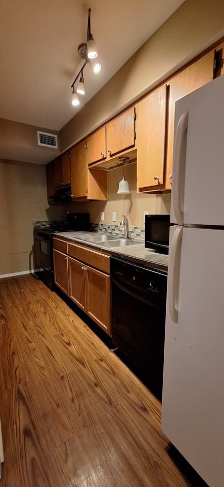 302 Manuel Dr #D - Photo 4 of 8