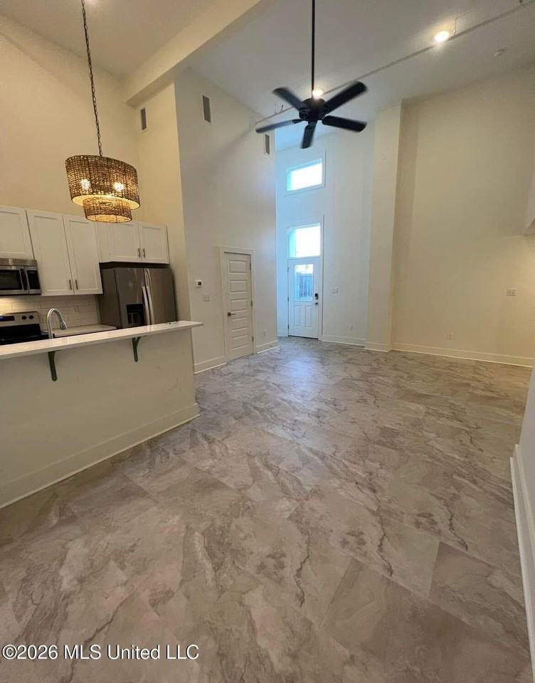 703 Krebs Ave Apt B - Photo 3 of 8