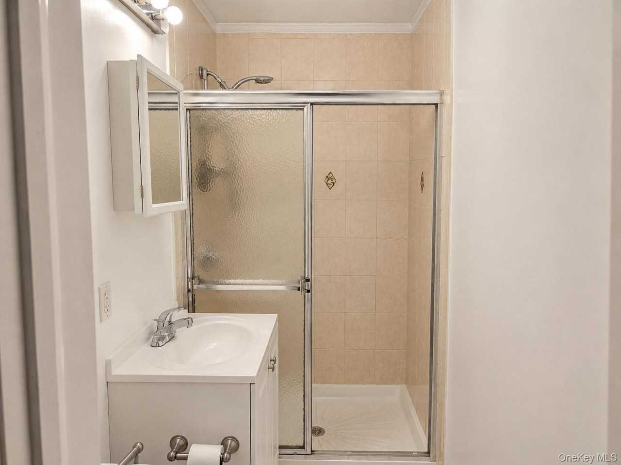 7108 162nd St #1R - Photo 5 of 8