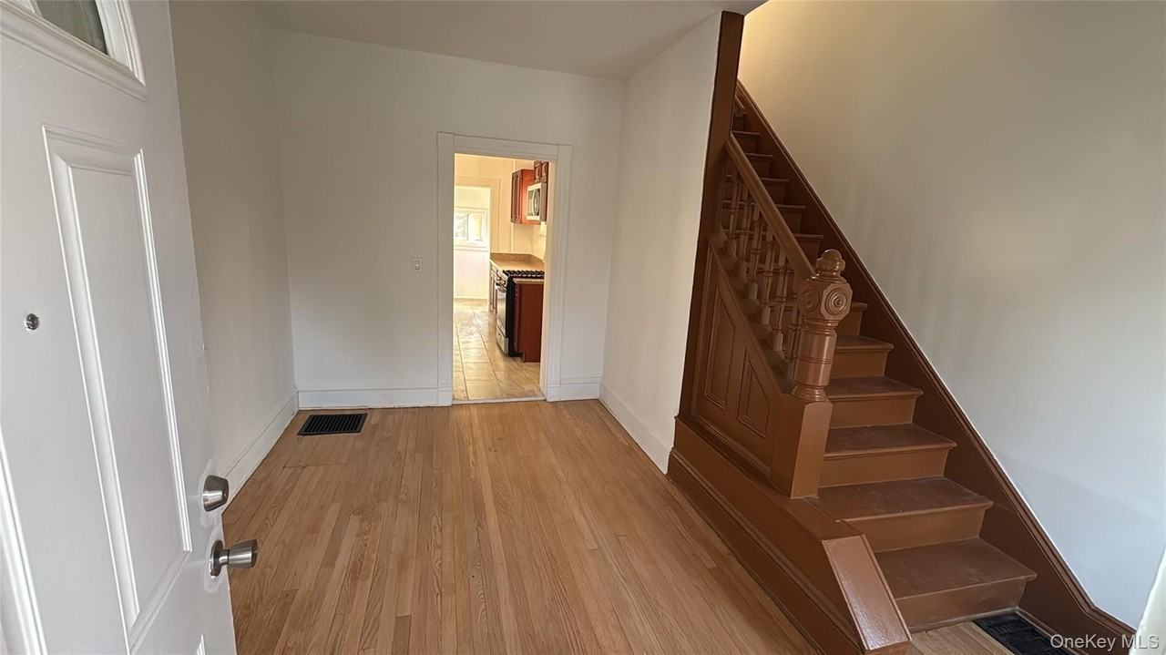 20 Benton Ave - Photo 2 of 13