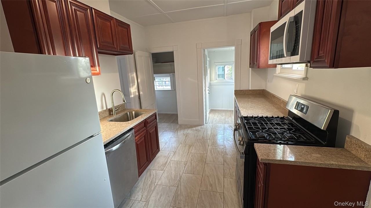 20 Benton Ave - Photo 4 of 13