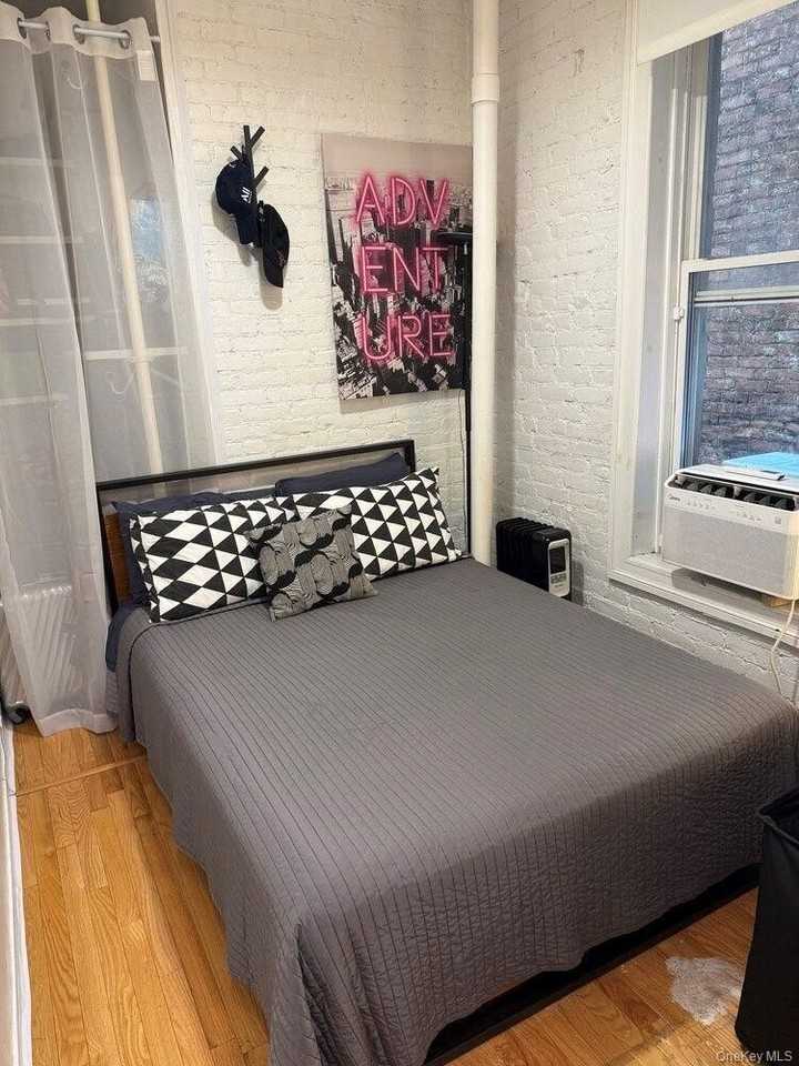 438 W 49th St #2B - Photo 4 of 6