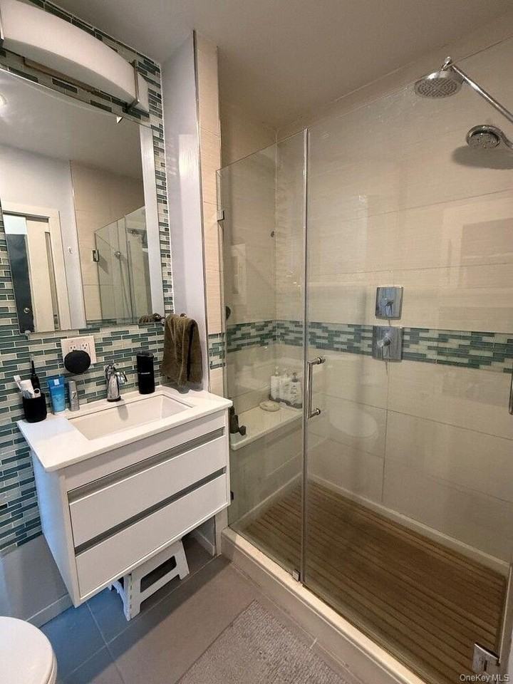 438 W 49th St #2B - Photo 5 of 6