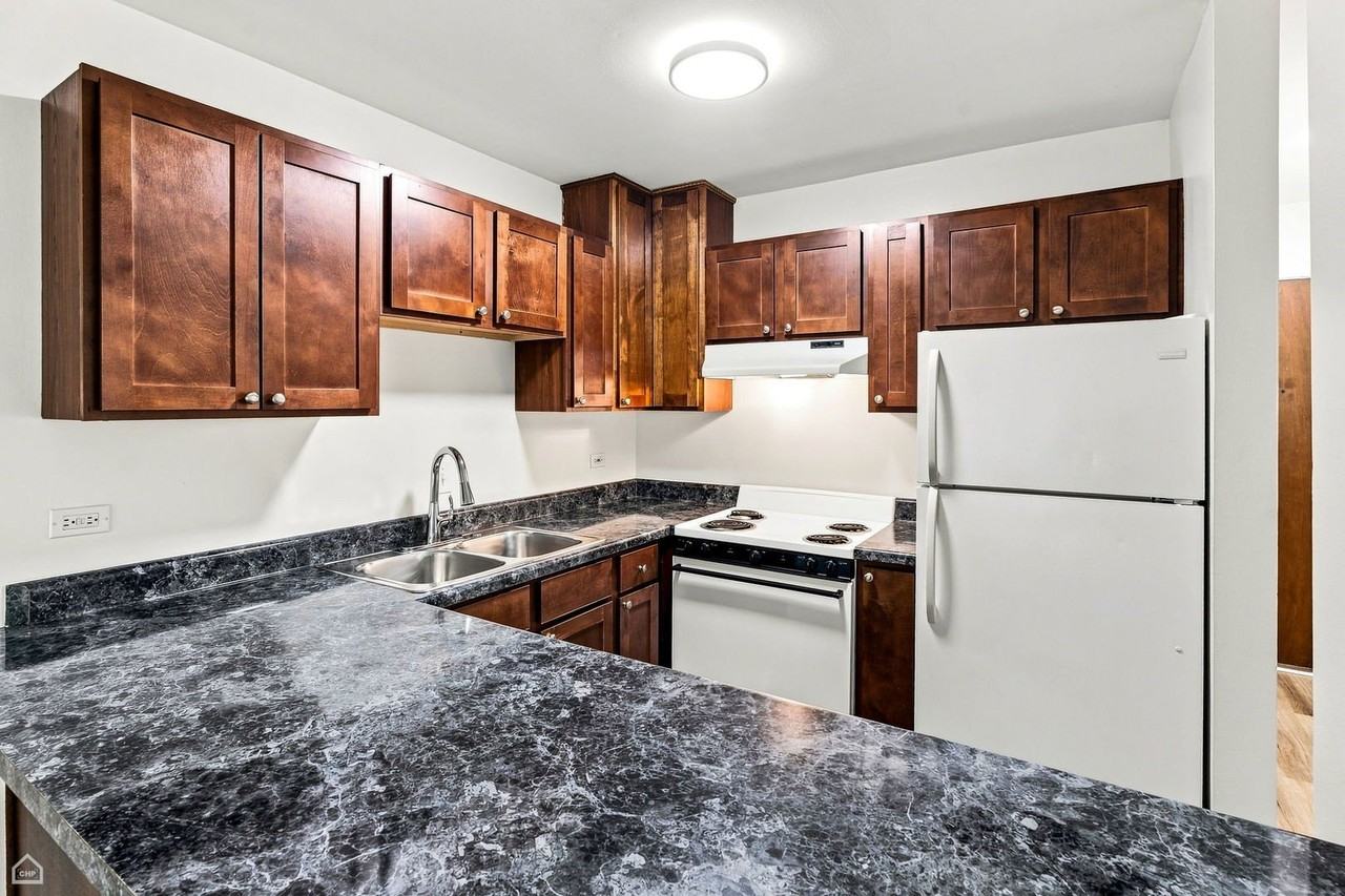 543 Burlington Ave #202 - Photo 3 of 19