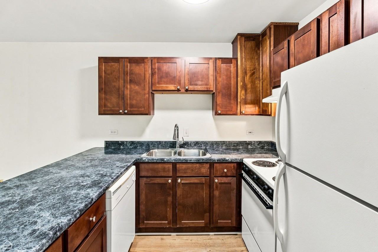 543 Burlington Ave #202 - Photo 4 of 19