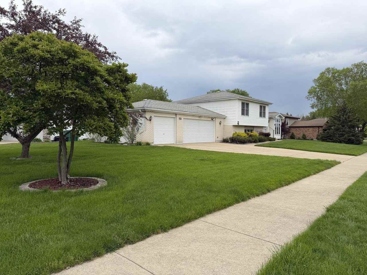 752 Rosanne St - Photo 3 of 32