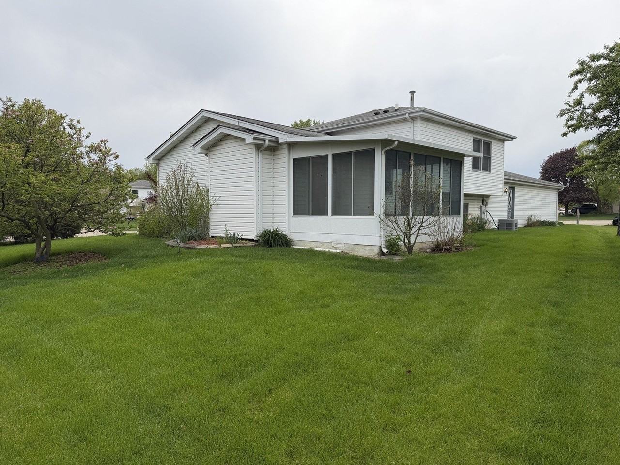 752 Rosanne St - Photo 4 of 32