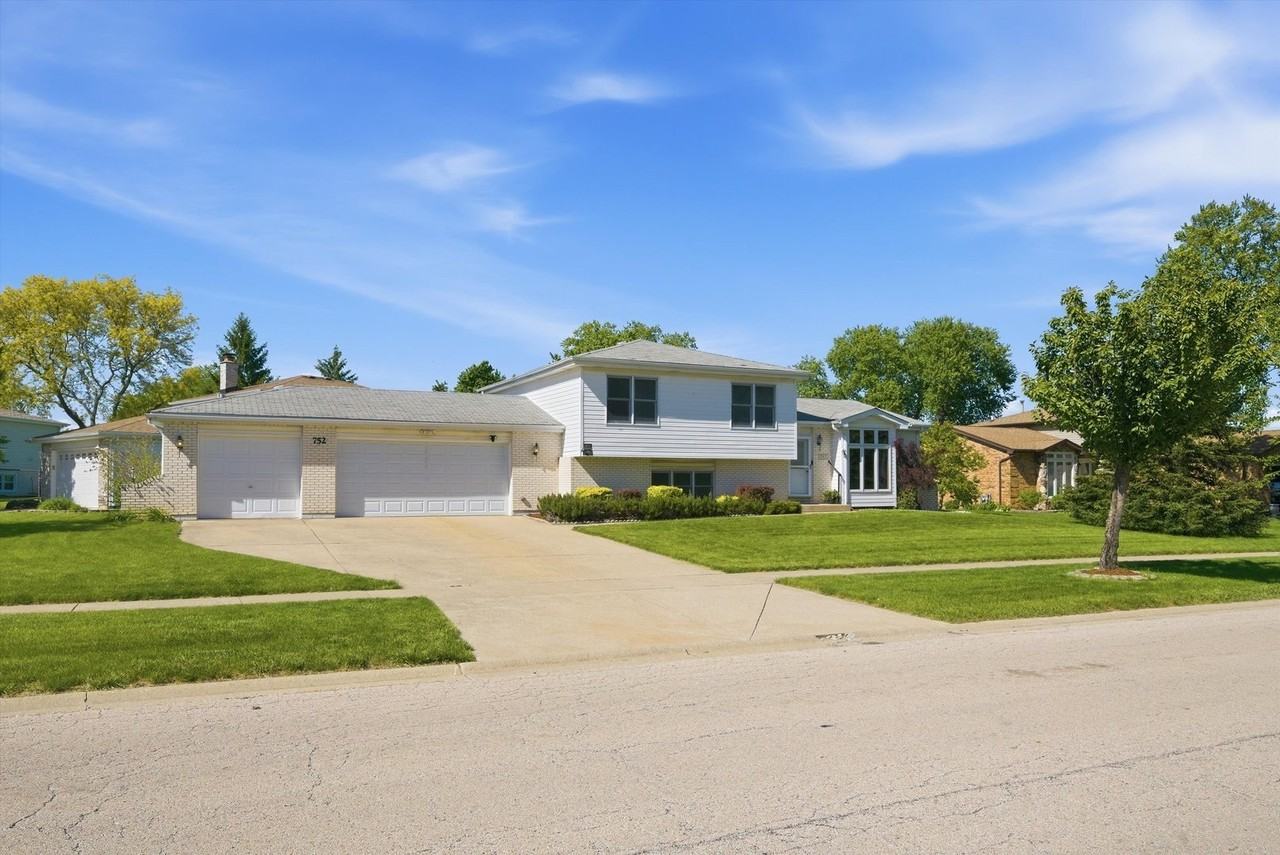 752 Rosanne St - Photo 5 of 32