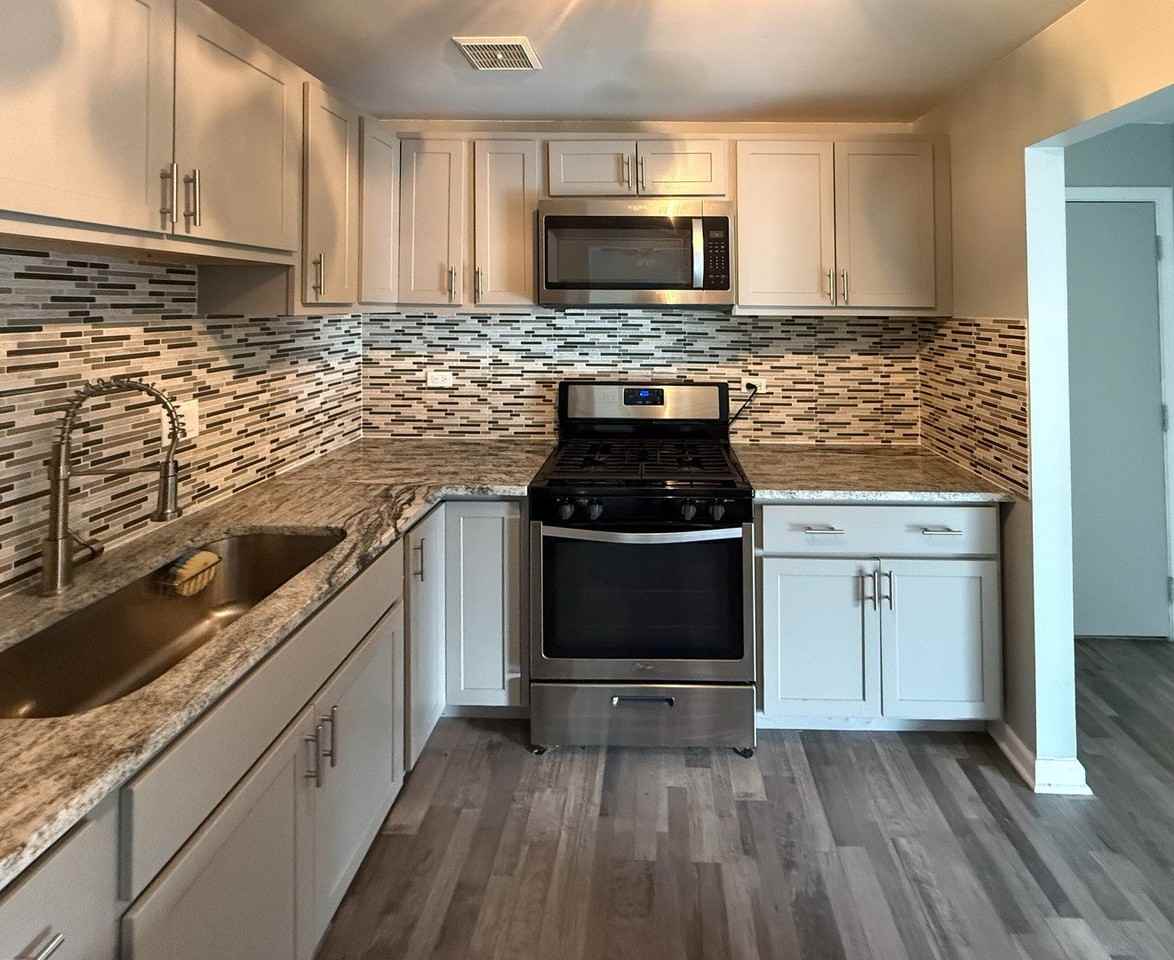 16W486 Lake Dr #201 - Photo 5 of 14