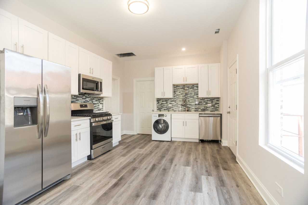 2248 W 21st St #1R - Photo 4 of 10