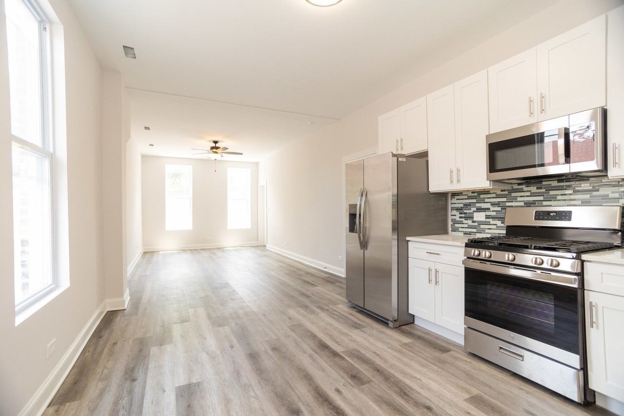 2248 W 21st St #1R - Photo 5 of 10