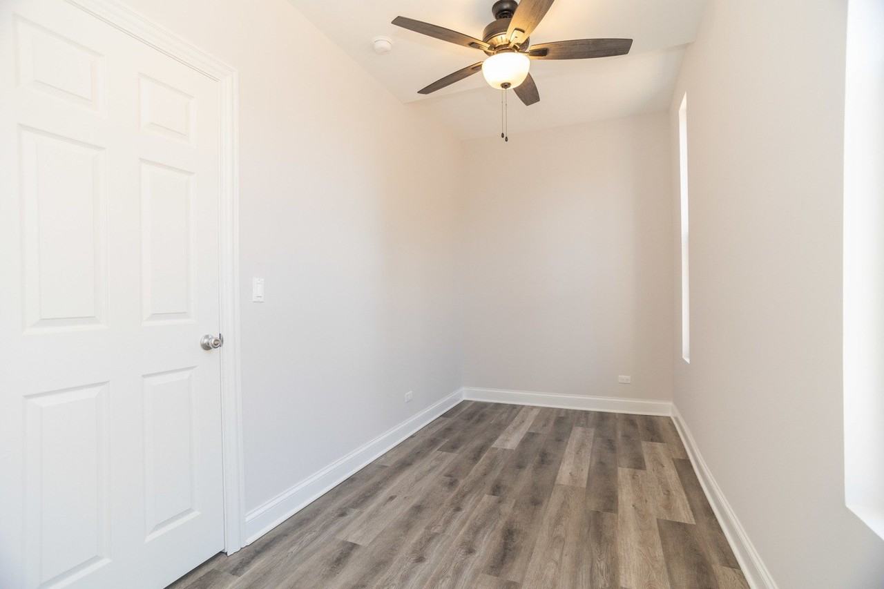 2248 W 21st St #1R - Photo 6 of 10