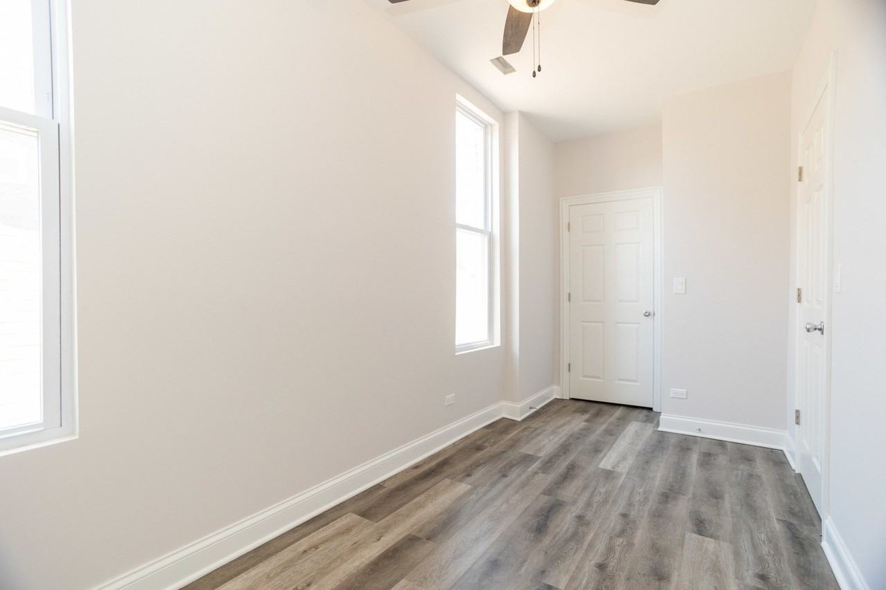 2248 W 21st St #1R - Photo 7 of 10
