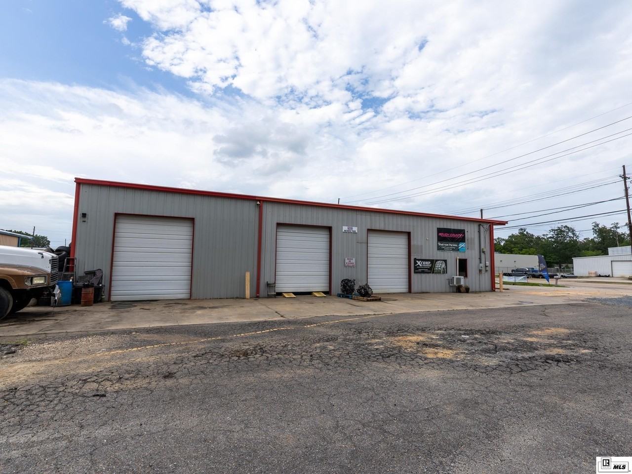 814 Thomas Rd - Photo 3 of 23