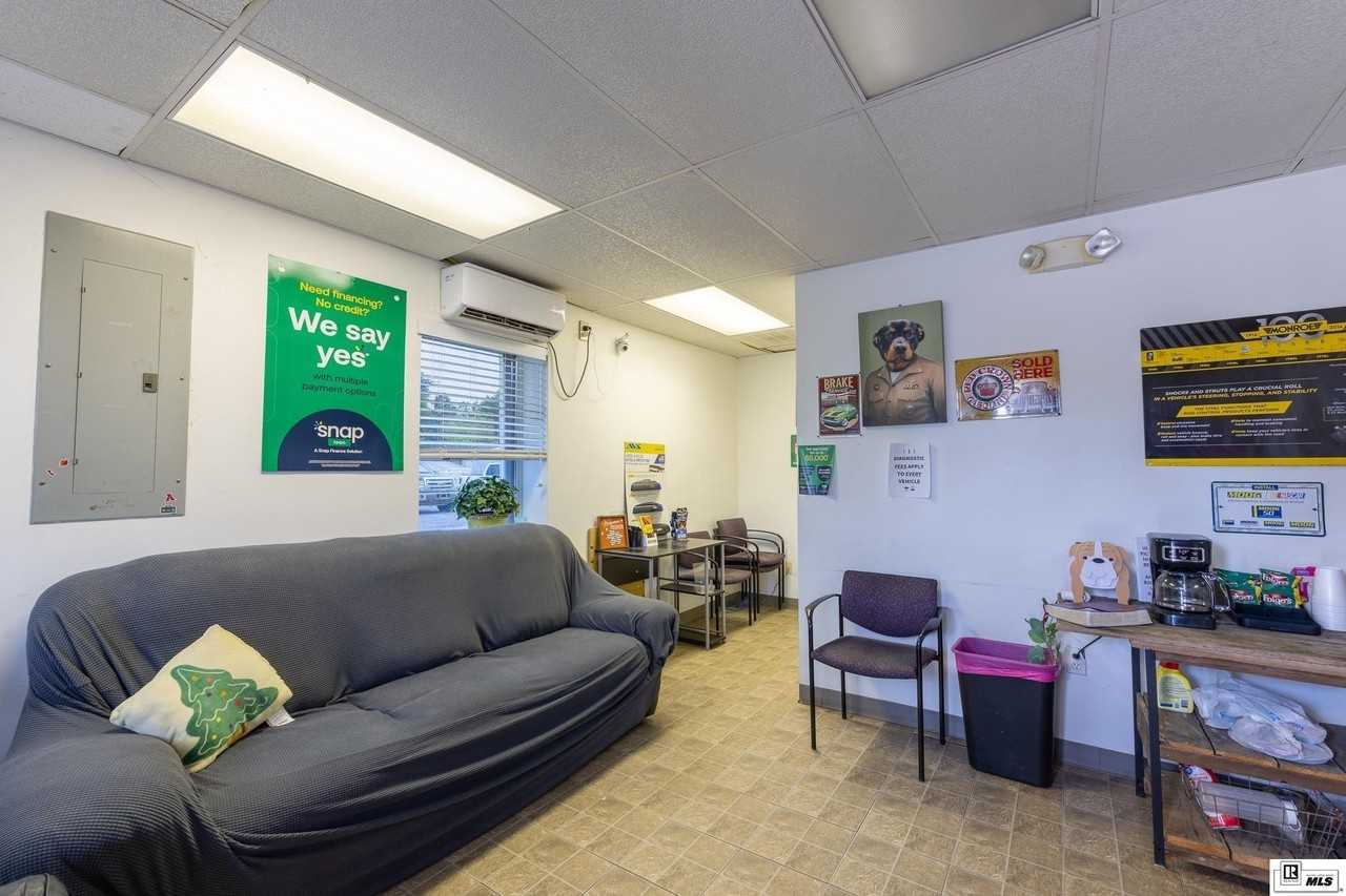 814 Thomas Rd - Photo 4 of 23