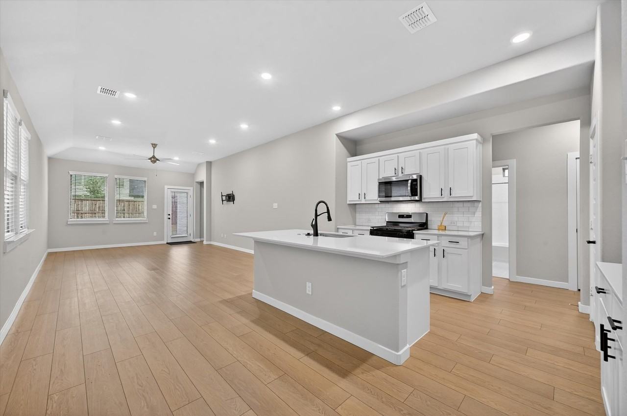 222 Goosewood Dr - Photo 4 of 27