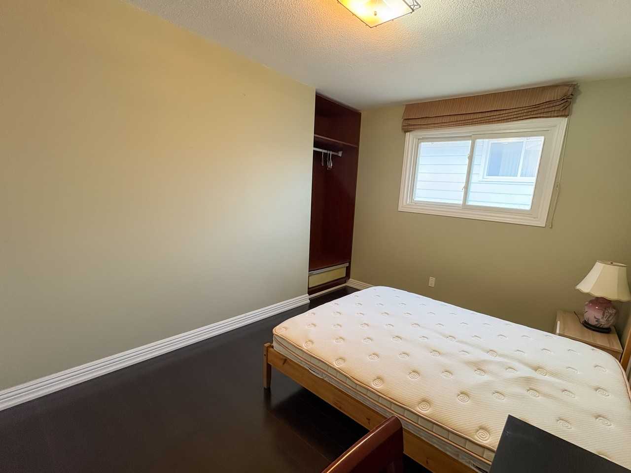 106 Holm Crescent - Photo 5 of 14
