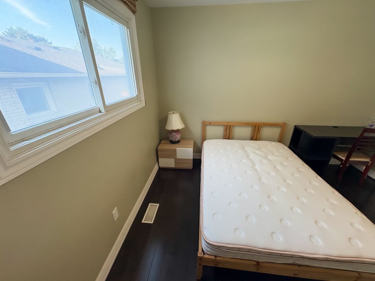 106 Holm Crescent - Photo 3 of 14