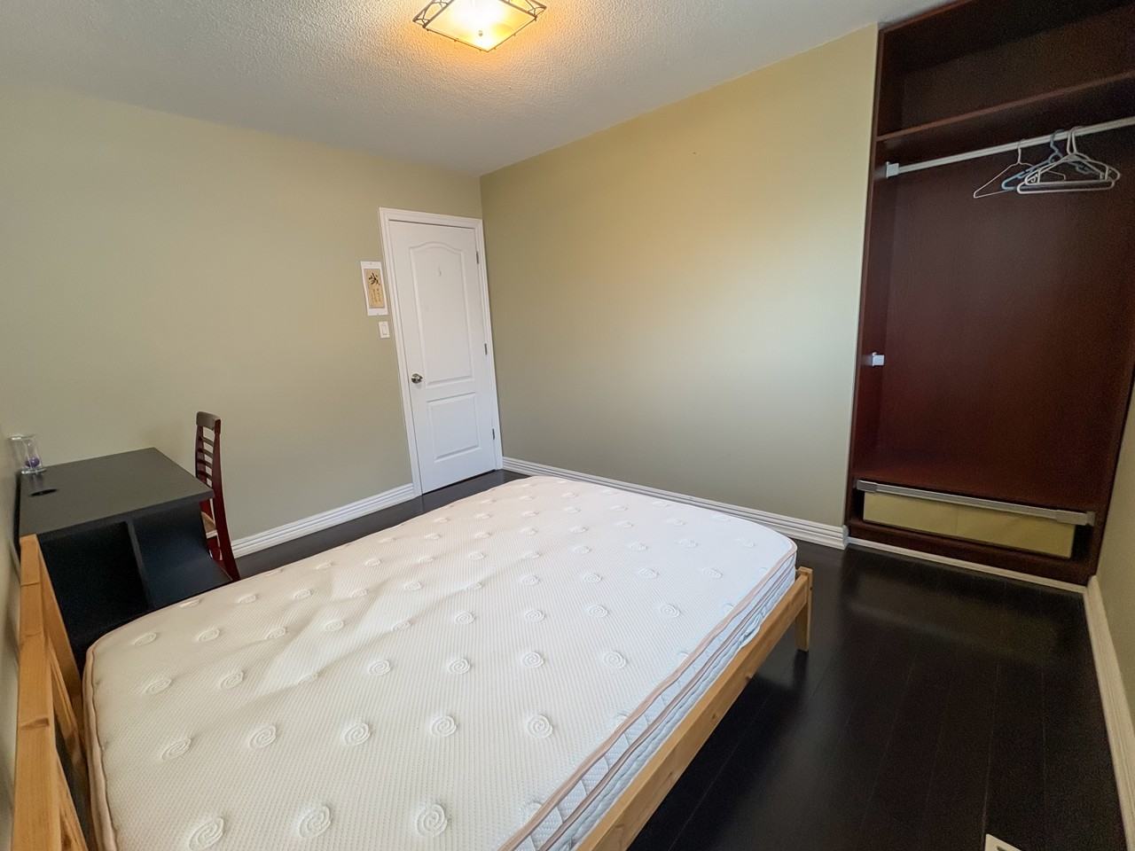 106 Holm Crescent - Photo 4 of 14