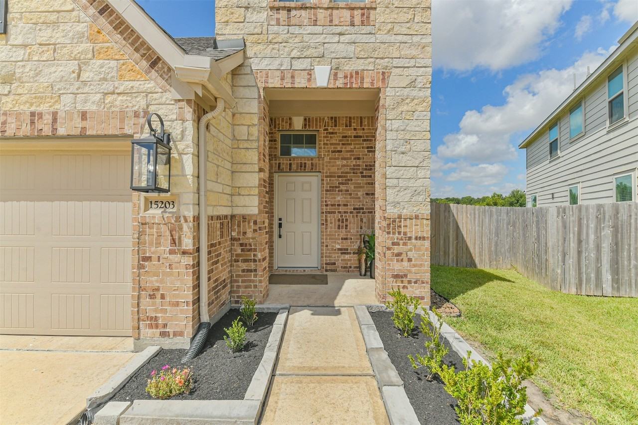 15203 Lake Powell Dr - Photo 2 of 40