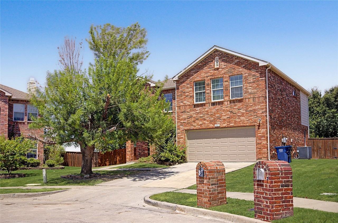 1901 Cliffrose Dr