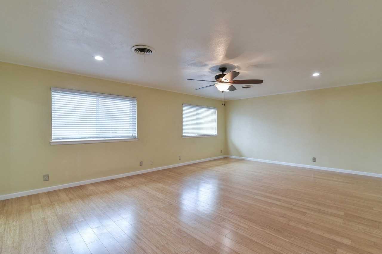 7233 Overhill Rd - Photo 6 of 30