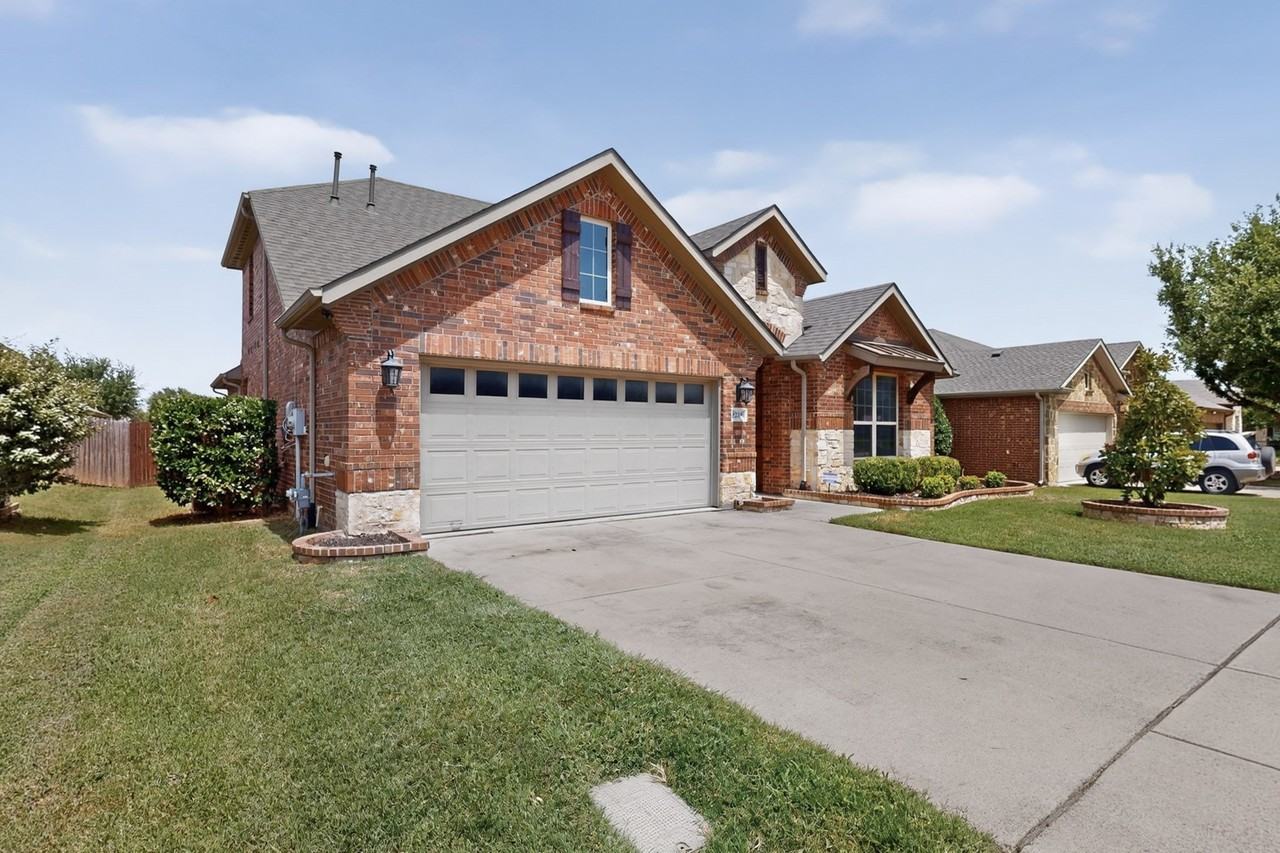 9215 Moon River Ct - Photo 3 of 38