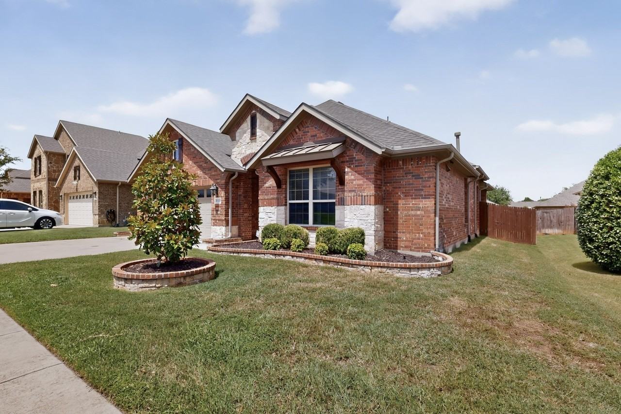 9215 Moon River Ct - Photo 4 of 38
