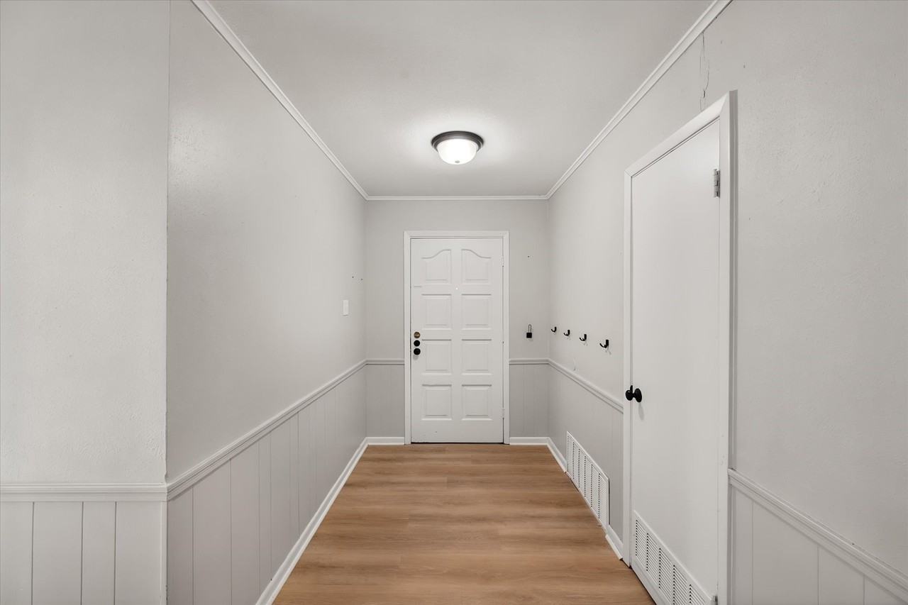 2604 Fairmont Cir - Photo 2 of 30