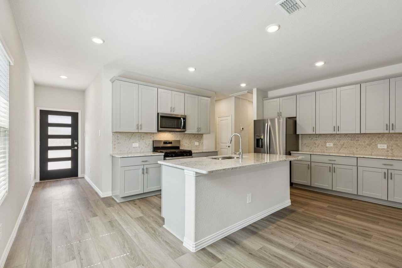 606 Travine Dr - Photo 4 of 23