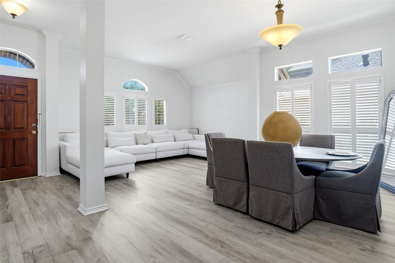 1602 Meadow Park Dr - Photo 2 of 13
