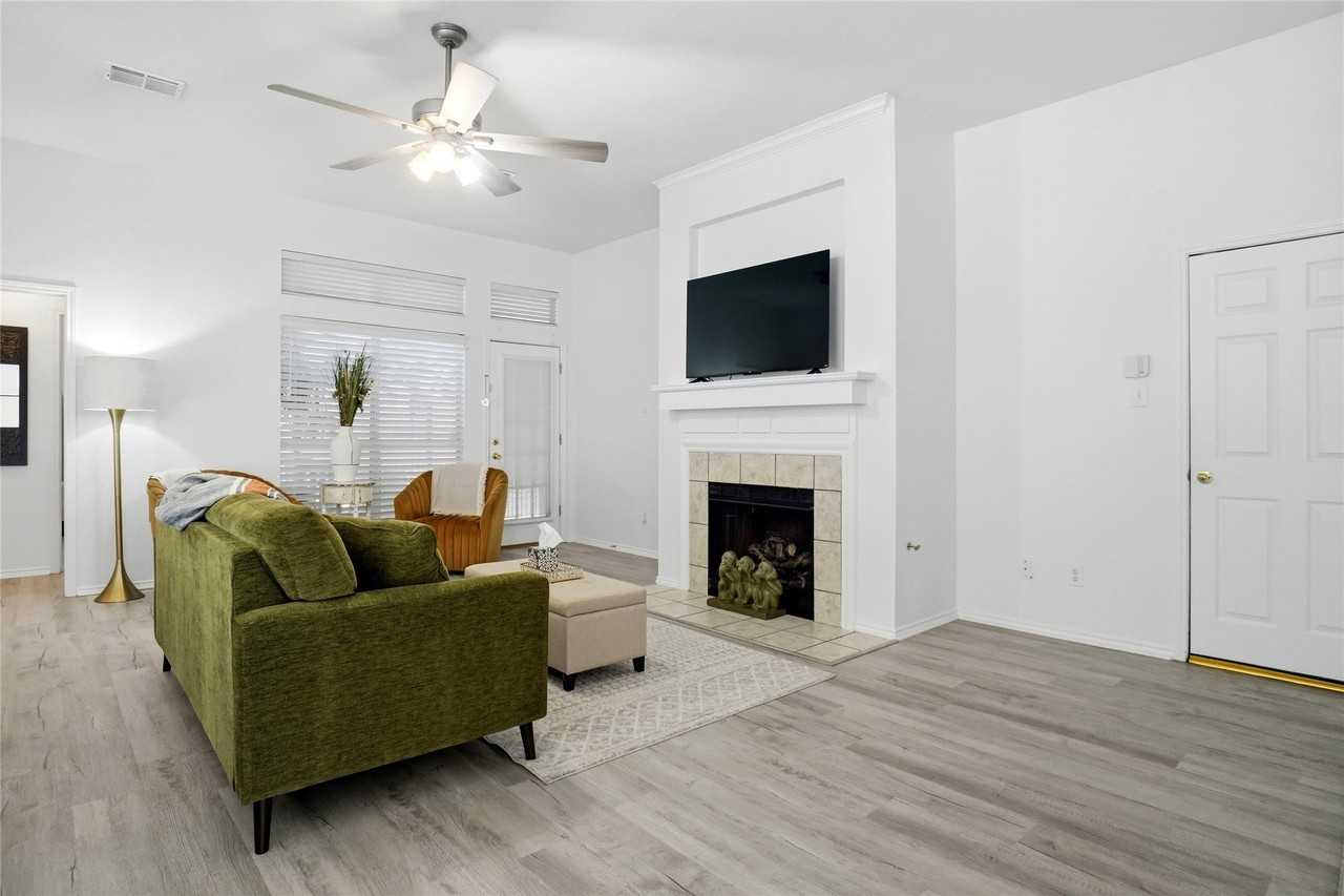 1602 Meadow Park Dr - Photo 4 of 13