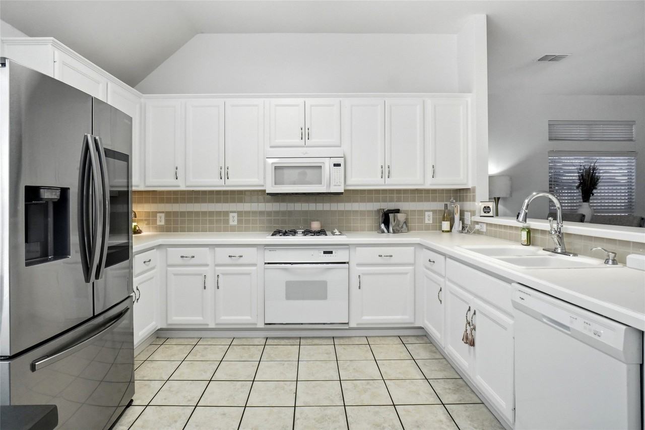 1602 Meadow Park Dr - Photo 5 of 13