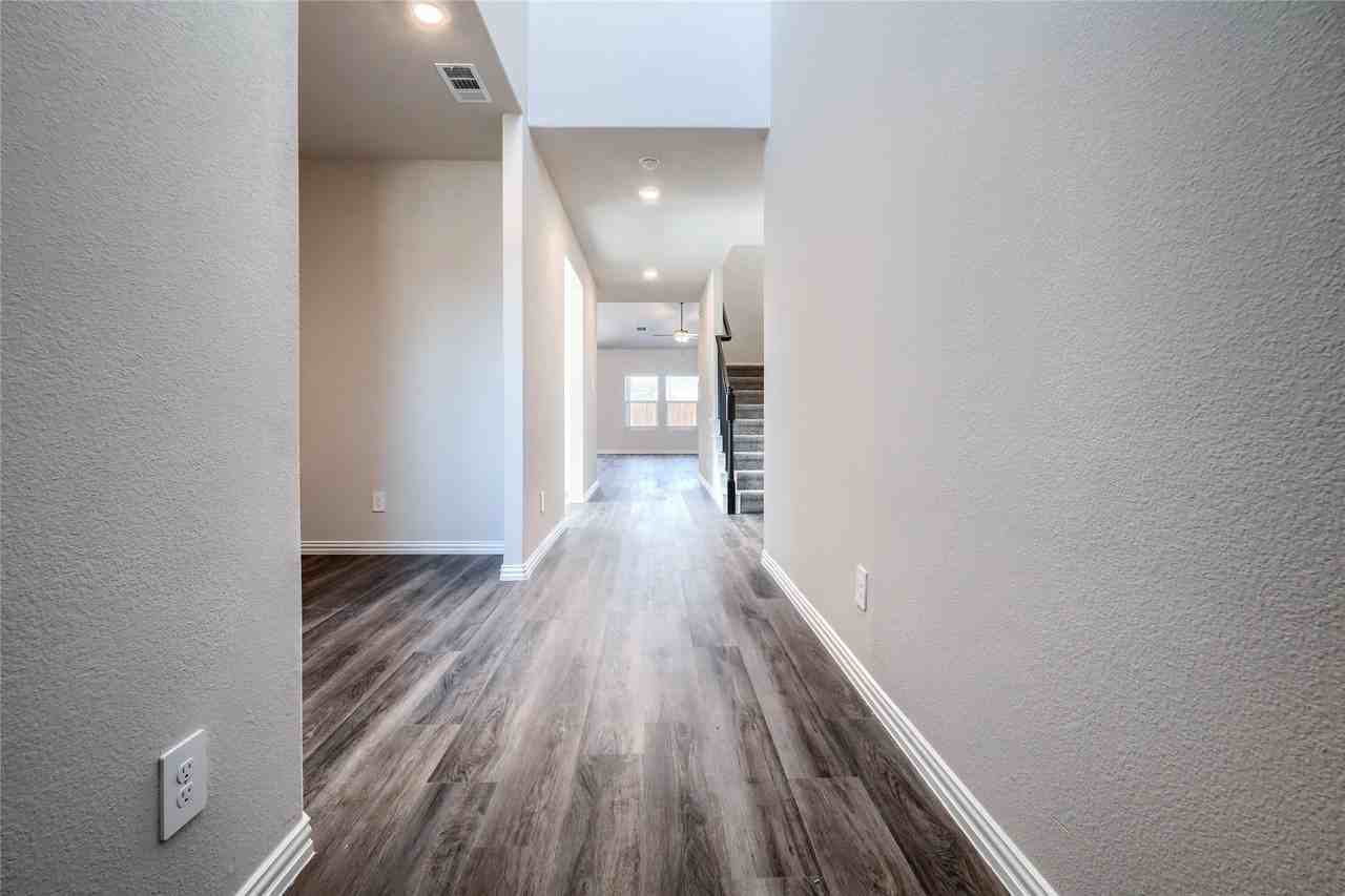 906 Johnnie St - Photo 4 of 31