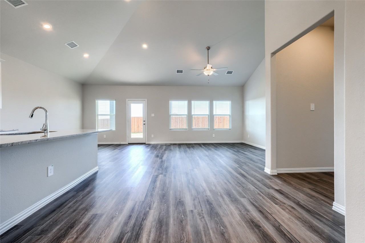 906 Johnnie St - Photo 5 of 31