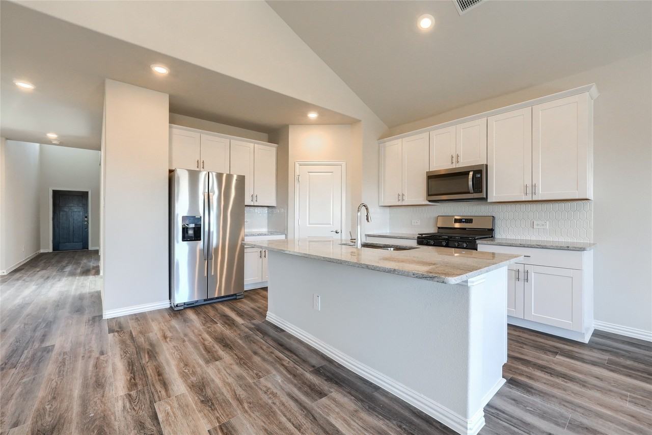 906 Johnnie St - Photo 7 of 31