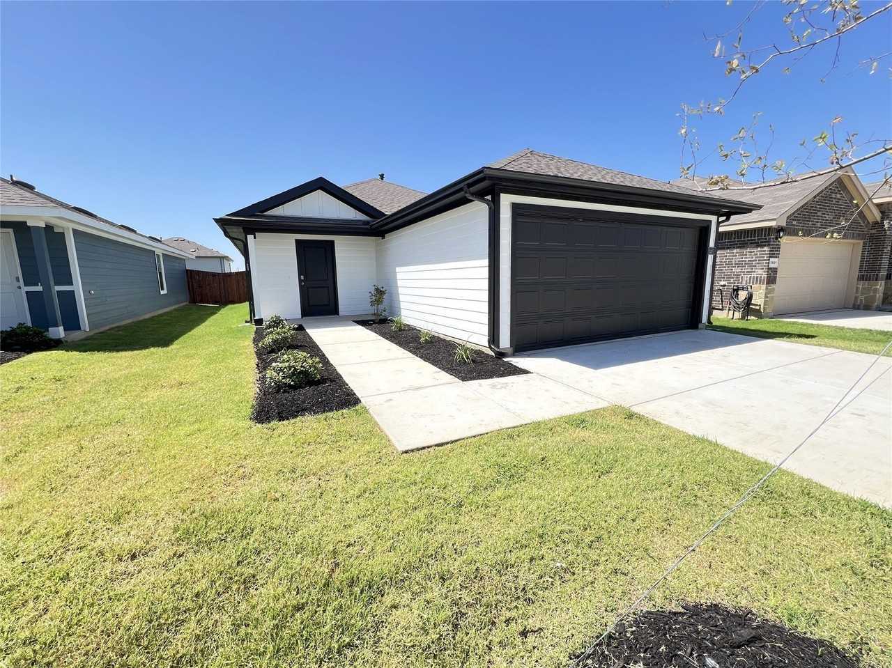 5557 Rollins Dr - Photo 2 of 22