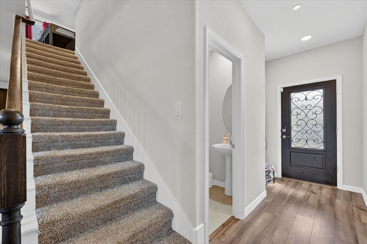120 Monarch Way - Photo 5 of 34