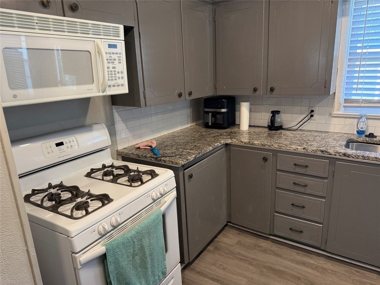 750 Briarwood St - Photo 5 of 28