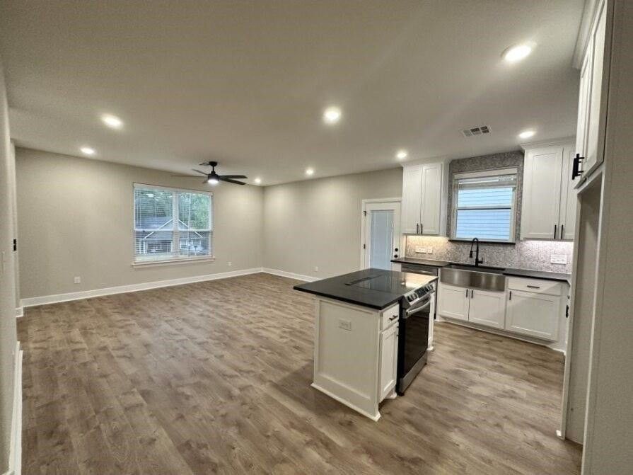914 Baker St - Photo 2 of 12