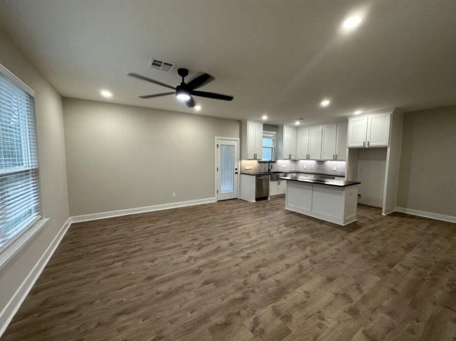 914 Baker St - Photo 3 of 12