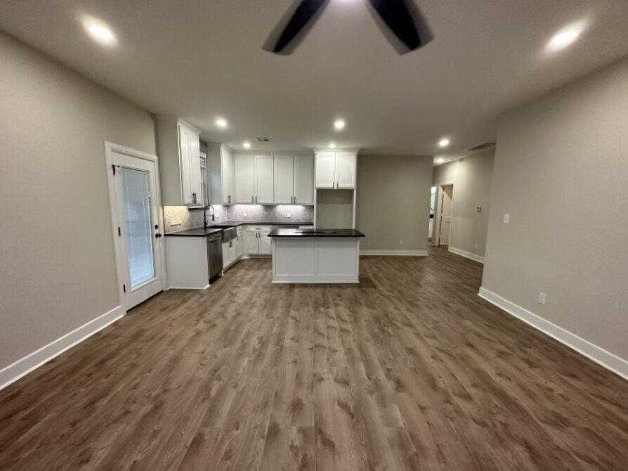 914 Baker St - Photo 4 of 12