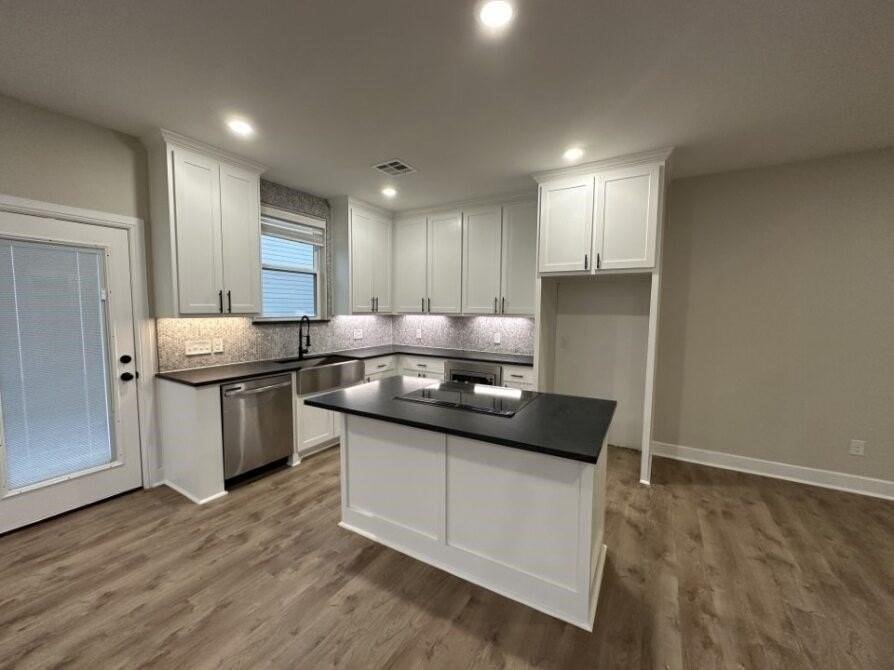 914 Baker St - Photo 5 of 12
