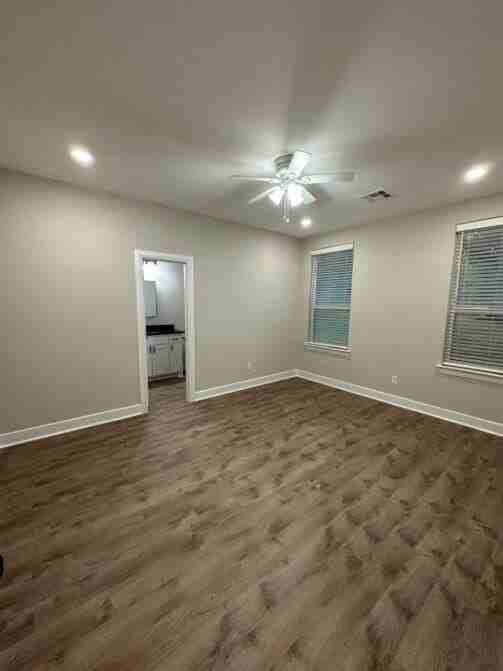 914 Baker St - Photo 7 of 12