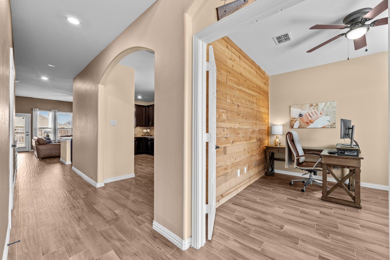 910 Black Hawk Dr - Photo 4 of 20