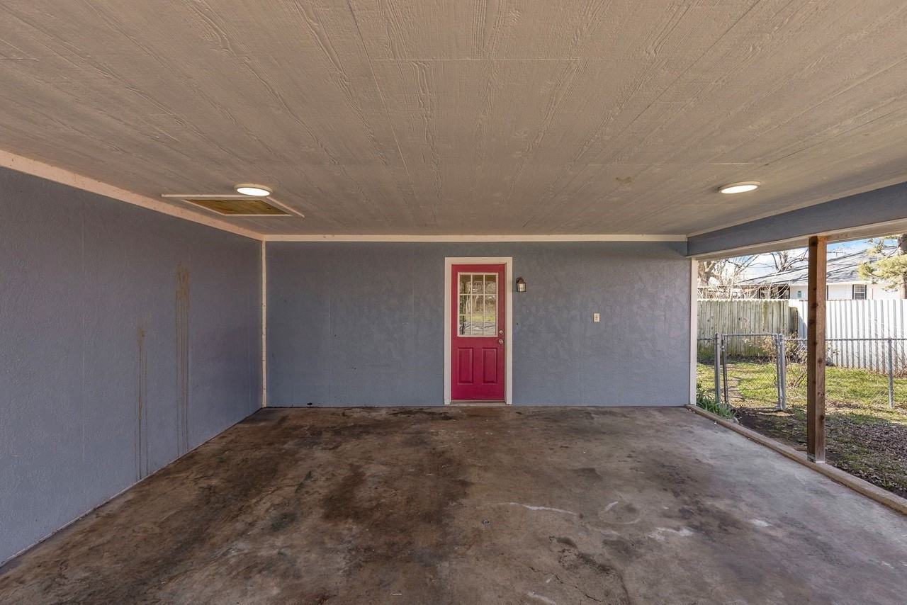 207 E Travis St - Photo 5 of 27