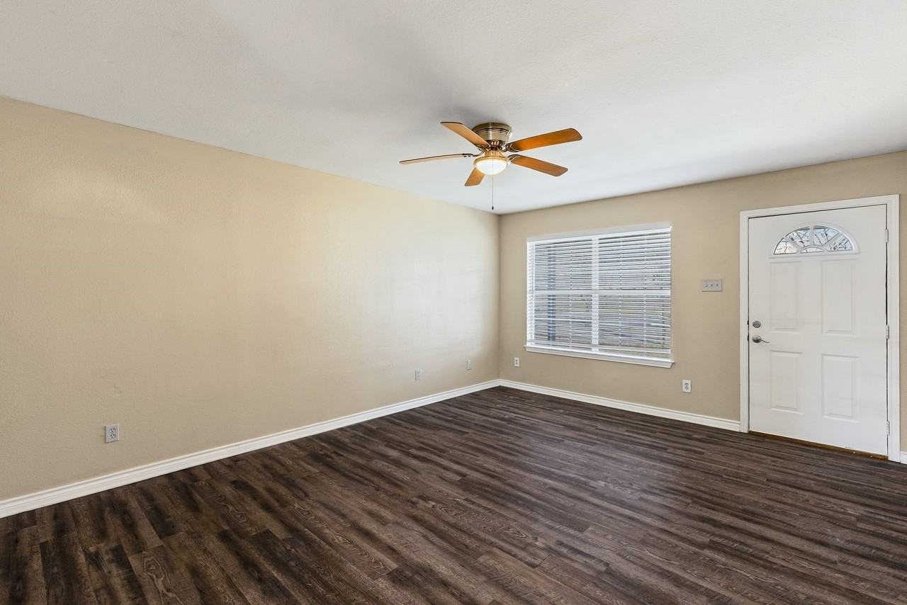 207 E Travis St - Photo 7 of 27