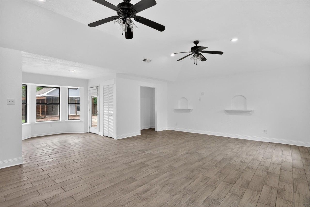 516 Post Oak Ln - Photo 2 of 13