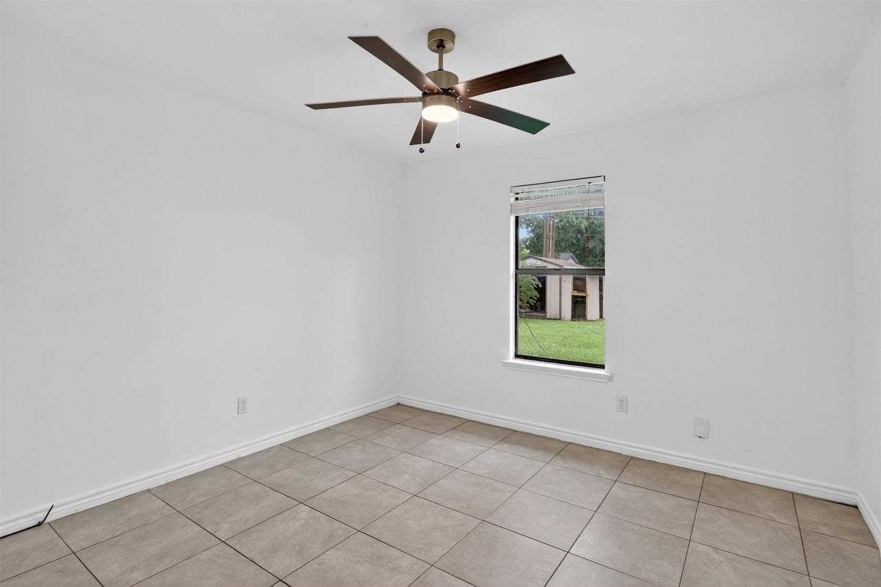 516 Post Oak Ln - Photo 7 of 13